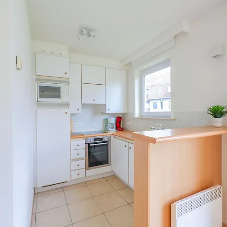 Near Belgian Coast With Terrace, Cleaning Included شقة
